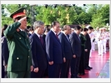 Lãnh đạo Đảng, Nhà nước và quân đội tưởng niệm các anh hùng liệt sĩ và vào Lăng viếng Chủ tịch Hồ Chí Minh