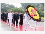 Leaders pay tribute to martyrs, President Ho Chi Minh