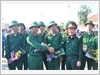 Trung tướng Trần Đơn, Tư lệnh Quân khu 7 gặp gỡ động viên thanh niên nhập ngũ (Ảnh: Xuân Giang)
