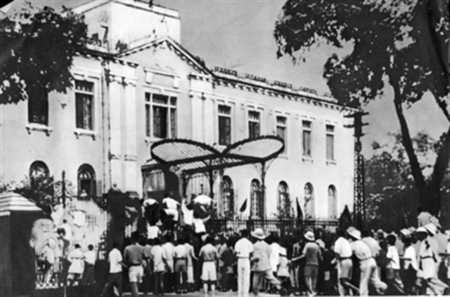 Vận dụng bài học phát huy sức mạnh đại đoàn kết toàn dân tộc của Cách mạng Tháng Tám trong xây dựng nền quốc phòng toàn dân vững mạnh, hiện đại.