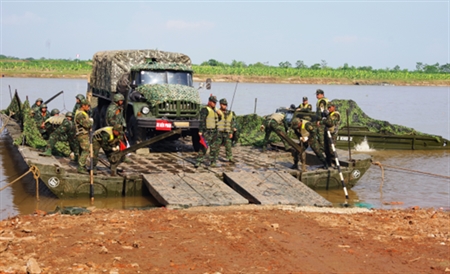 本着胡志明主席的教诲，543工兵旅掀起训练精、纪律严竞赛热潮