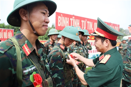 按照胡志明主席教导，着力建设清正廉洁、坚强有力的二号陆军军官学校党部