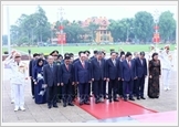 Lãnh đạo Đảng, Nhà nước vào Lăng viếng Chủ tịch Hồ Chí Minh nhân kỷ niệm 51 năm Ngày giải phóng miền Nam, thống nhất đất nước