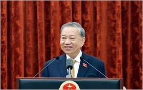 Ánh sáng Hồ Chí Minh soi đường cho chúng ta đi
