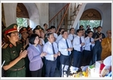 Đại tướng Phan Văn Giang dâng hương tưởng nhớ Chủ tịch Hồ Chí Minh
