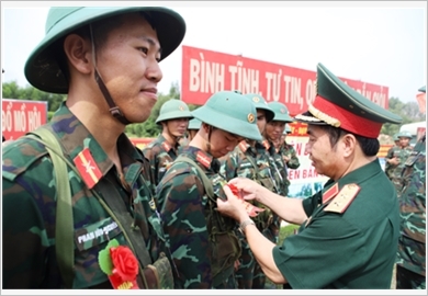 按照胡志明主席教导，着力建设清正廉洁、坚强有力的二号陆军军官学校党部