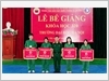 Đại tá Nguyễn Minh Tiến, Phó Giám đốc Trung tâm trao thưởng cho các tập thể đạt thành tích xuất sắc khóa học 320.