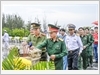 Các đại biểu dâng hương tưởng niệm các anh hùng liệt sĩ.