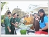 Các đại biểu giao lưu gói bánh chưng truyền thống cùng cán bộ, chiến sĩ Lữ đoàn Pháo binh 382, Quân khu 1.