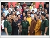 Đại tướng Nguyễn Trọng Nghĩa trò chuyện thân mật với các già làng, trưởng bản, trưởng thôn, người có uy tín, chức sắc tôn giáo tiêu biểu.