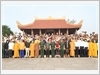 Đại tướng Nguyễn Trọng Nghĩa và các đại biểu dâng hương và chụp ảnh lưu niệm tại Khu di tích lịch sử quốc gia Thanh niên xung phong Đại đội 915.