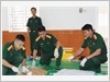 Đội tìm kiếm, quy tập hài cốt liệt sĩ thuộc Bộ Chỉ huy Quân sự tỉnh Hà Tĩnh huấn luyện động tác cơ bản khi thực hiện nhiệm vụ.