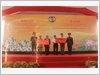 Bộ trưởng Bộ Quốc phòng hai nước tặng quà Nhân dân thôn Thủy Phong (Việt Nam) và Nhân dân bản Sopteng (Lào).