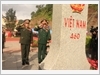 Bộ trưởng Bộ Quốc phòng hai nước Việt Nam, Lào chào cột mốc 460 bên phía Lào.