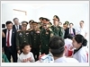 Khám bệnh, cấp phát thuốc miễn phí cho Nhân dân các bộ tộc Lào tại Trạm y tế quân dân y bản Sopteng.
