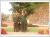 Bộ trưởng Bộ Quốc phòng Việt Nam trao đổi với Bộ trưởng Bộ Quốc phòng Lào tại khuôn viên cột mốt 460 phía Việt Nam.