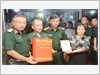 Thượng tướng Lê Quang Minh và Đoàn công tác thăm hỏi, tặng quà thương binh Phạm Xuân Hải tại thôn 7, xã Vị Xuyên, tỉnh Tuyên Quang.