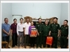 Ban Thanh niên Quân đội và Quân khu 2 thăm hỏi, tặng quà thương binh Lèng Văn Len tại thôn 26, xã Vị Xuyên, tỉnh Tuyên Quang.