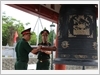 Đại tá Nguyễn Quang Huy, Trưởng ban Thanh niên Quân đội và Đại tá Phạm Viết Khánh, Phó Chủ nhiệm Chính trị Quân khu 2 thỉnh chuông tại Nghĩa trang Liệt sĩ quốc gia Vị Xuyên.