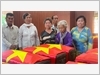 Bà Nguyễn Thị Lệ vợ liệt sĩ Huỳnh Văn Quên cùng thân nhân tại Công viên Lê Thị Riêng.