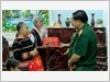 Tặng bánh Trung thu gia đình các Già làng trên địa bàn biên giới.
