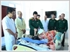 Đại tá Khuất Bá Cao, Phó Tư lệnh Binh đoàn 15 thăm, động viên bệnh nhân điều trị tại Bệnh viện Quân y 15.