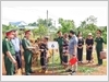 Đại tá Trần Ngọc Hải, Phó Tư lệnh, Tham mưu trưởng Binh đoàn và Thượng tá Phạm Xuân Tri, Đoàn trưởng Đoàn Kinh tế - Quốc phòng 72 trao tặng bò giống cho người dân.
